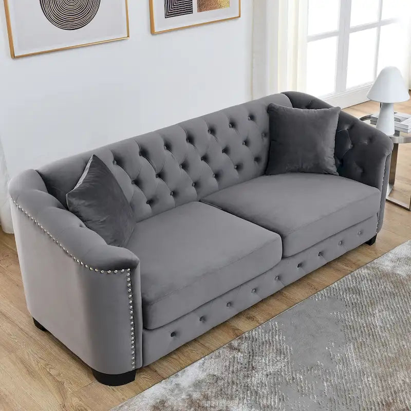 Divano a 3 posti Chester in velluto con bottoni capitonné da 195 cm – Beige / Grigio / Nero, con borchie decorative