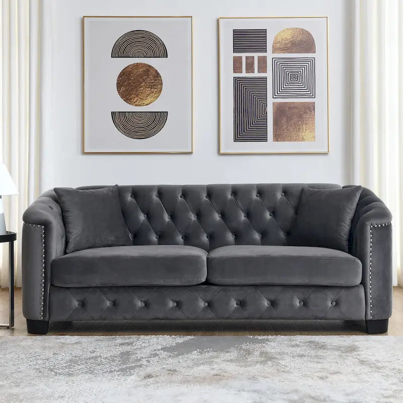 Divano a 3 posti Chester in velluto con bottoni capitonné da 195 cm – Beige / Grigio / Nero, con borchie decorative