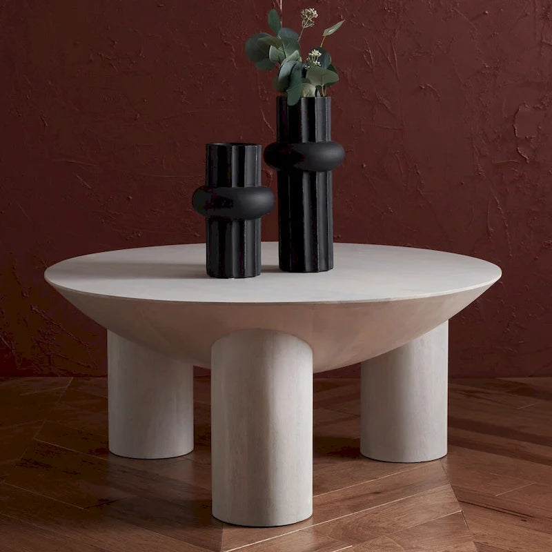 Tavolino da caffè scultoreo rotondo sbiancato / naturale, 3 gambe in legno massello
