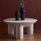 Tavolino da caffè scultoreo rotondo sbiancato / naturale, 3 gambe in legno massello