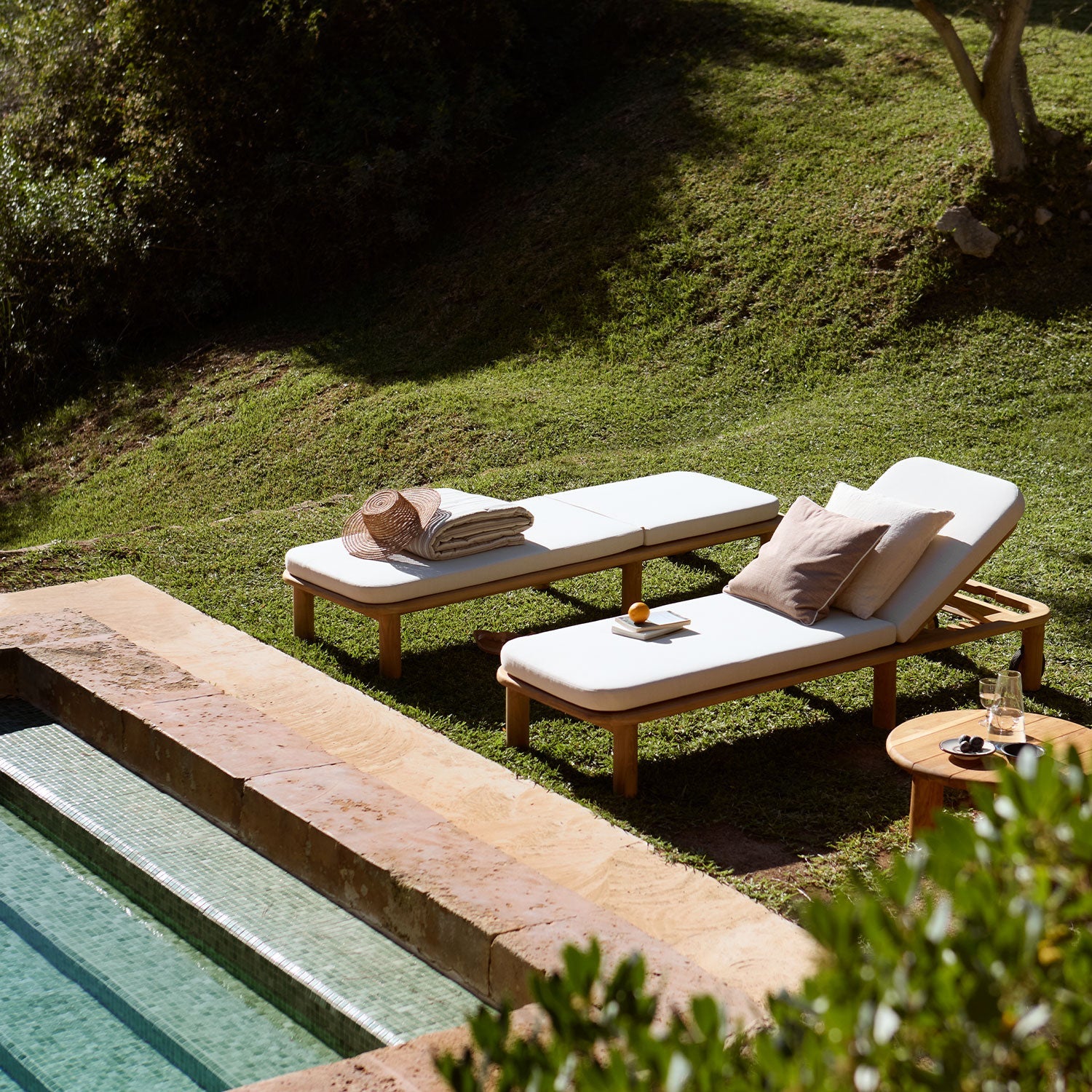 Lettino Prendisole in Teak con Cuscino, 210 x 70 x H 30 cm
